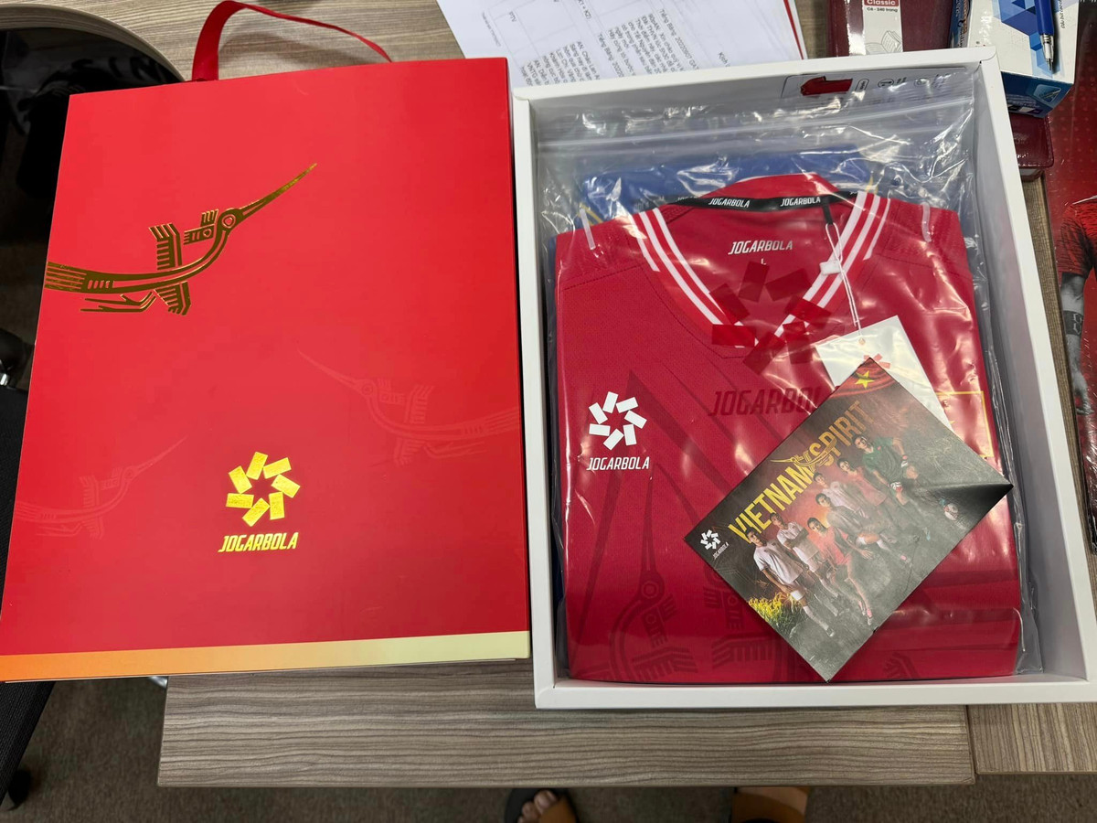 Hình ảnh trên tay chiếc áo đấu của đội tuyển Việt Nam trong thời gian tới được các phóng viên mở hộp và trên tay.