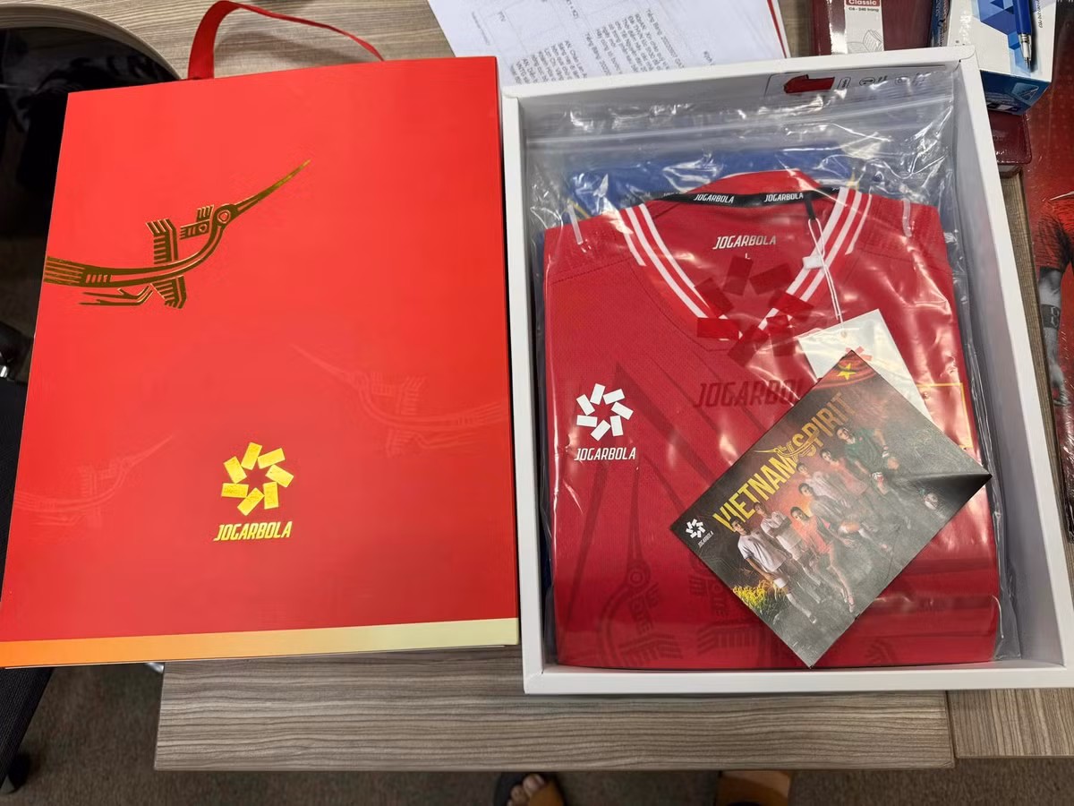 Hình ảnh trên tay chiếc áo đấu của đội tuyển Việt Nam trong thời gian tới được các phóng viên mở hộp và trên tay.