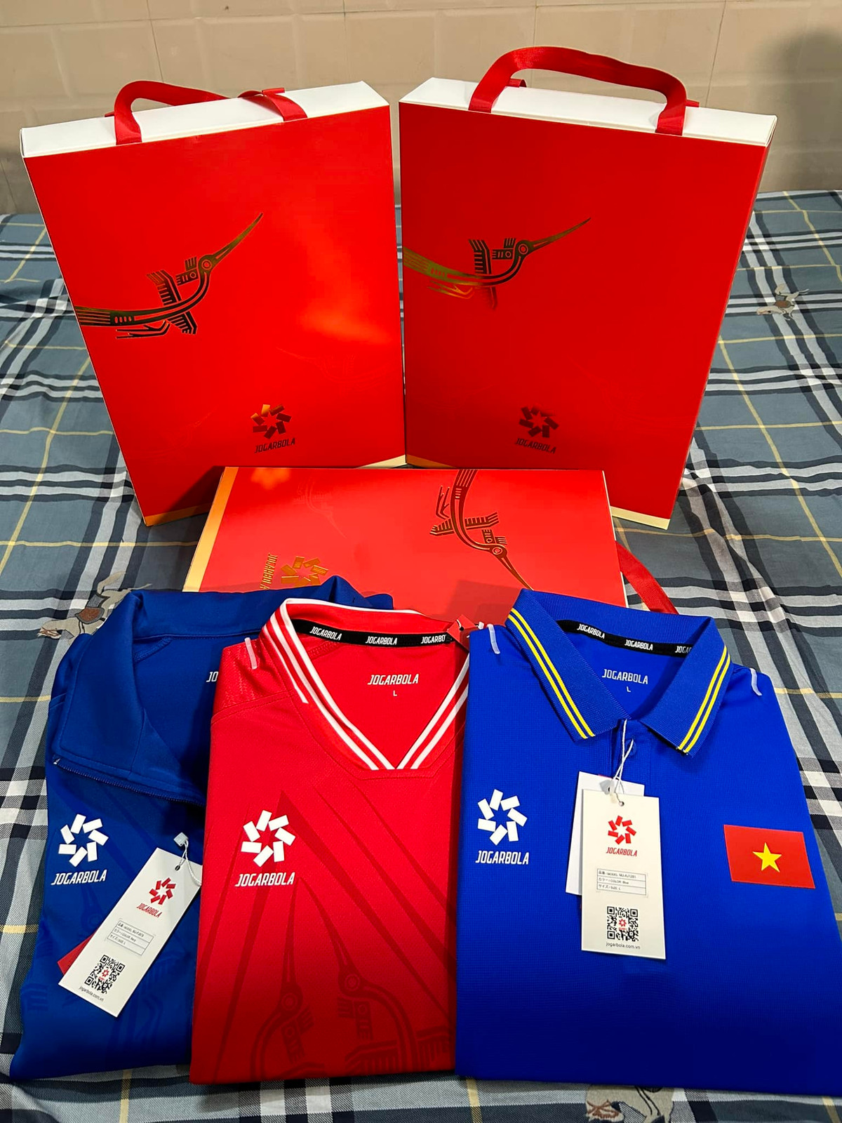 Theo tiết lộ của Jogarbola, buổi lễ ra mắt áo đấu chính thức của tuyển Việt Nam sẽ được tổ chức tại Hà Nội vào ngày 3/1/2024. Nhưng trước đó, trong các buổi tập, lần lượt các mẫu áo tập của tuyển Việt Nam cũng như U23 Việt Nam đã lần lượt được các cầu thủ mặc.