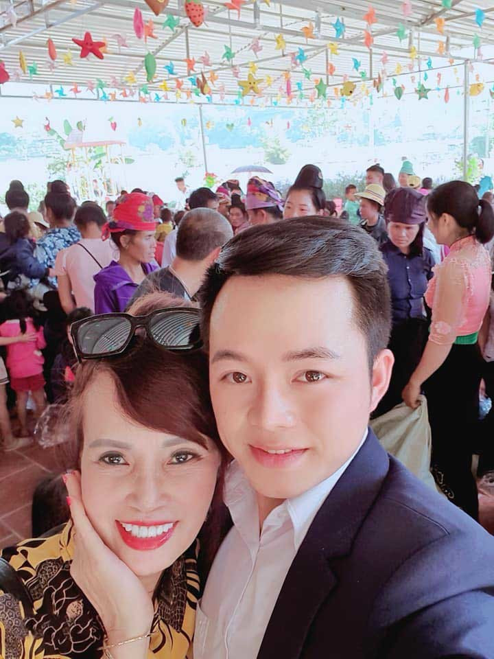 Ngoài việc chênh lệch tuổi tác thì những phát ngôn gây sốc và việc thể hiện tình cảm một cách thái quá của cô dâu Thu Sao cũng khiến họ bị chỉ trích.