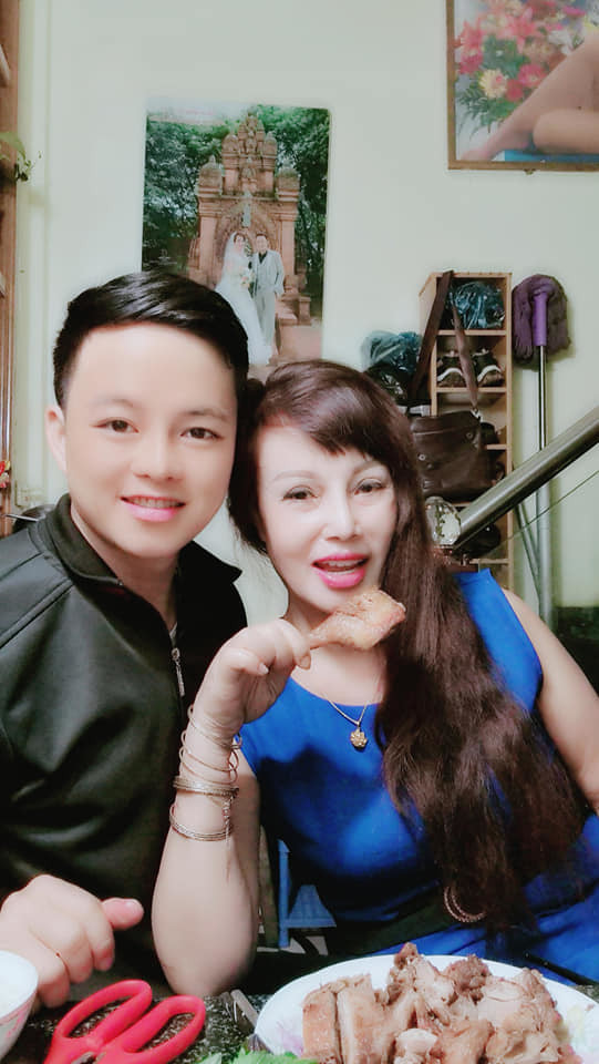 Chính cô dâu Thu Sao đã từng chia sẻ trên trang cá nhân, nhờ ở bên người chồng kém 35 tuổi mà cô như được “hồi xuân”. “Có những người bán thuốc nội tiết tố mời mình quảng cáo, tặng quà dùng thử để review, mình phải từ chối, vì thực sự mình không cần dùng đến luôn. Lấy chồng trẻ mình cũng được 'cải lão hoàn đồng', hồi xuân luôn. Mình rất hạnh phúc với cuộc sống hiện tại.”