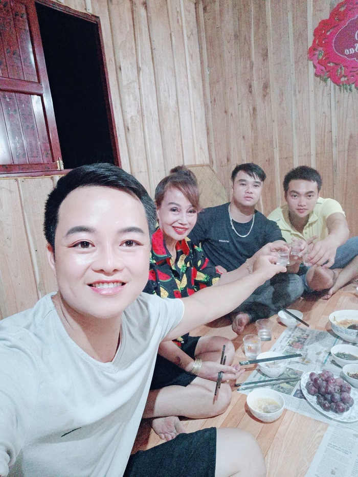 So với thời điểm 4 năm trước, nhan sắc của cô dâu Thu Sao được đánh giá là “lão hóa ngược”. Ở bên cạnh chồng trẻ, người phụ nữ U70 đã biết cách trang điểm, ăn mặc trẻ trung hơn.