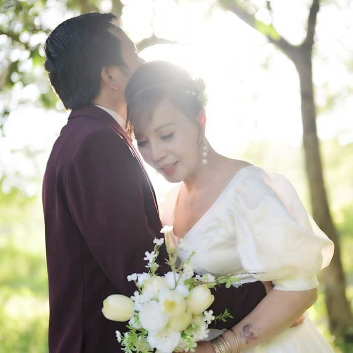 Cô dâu Thu Sao cũng thường xuyên thay đổi kiểu tóc để “hack tuổi”. Bên cạnh đó, hai vợ chồng cũng sẵn sàng chi tiền để “trùng tu nhan sắc” giúp cho ngoại hình không bị chênh lệch quá nhiều so với chồng trẻ.