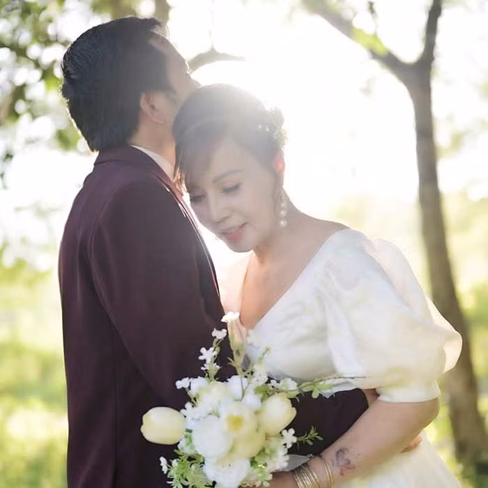 Cô dâu Thu Sao cũng thường xuyên thay đổi kiểu tóc để “hack tuổi”. Bên cạnh đó, hai vợ chồng cũng sẵn sàng chi tiền để “trùng tu nhan sắc” giúp cho ngoại hình không bị chênh lệch quá nhiều so với chồng trẻ.