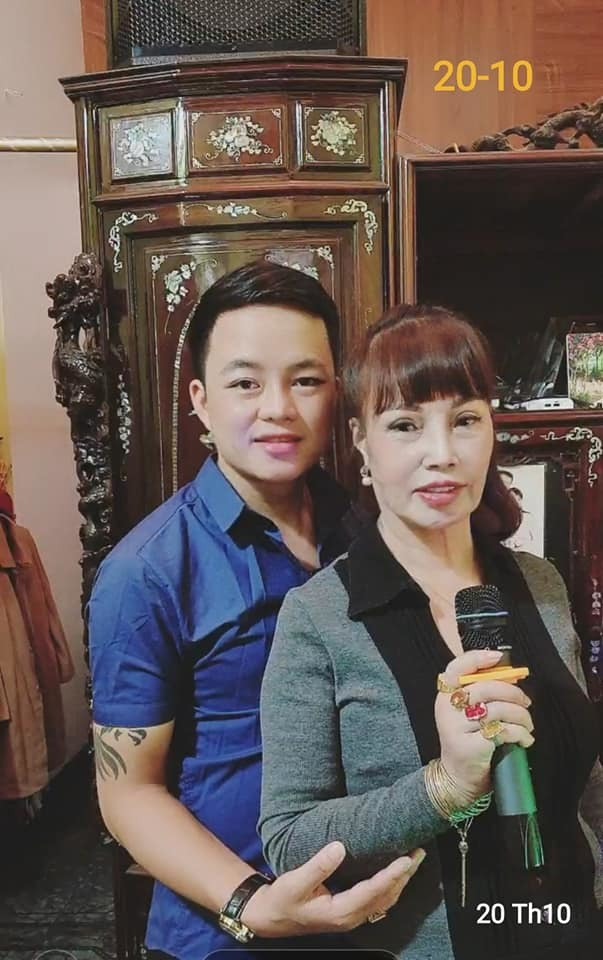 Cô dâu Thu Sao còn được chồng cưng chiều hết mực. Cả hai thường xuyên đi du lịch. Những ngày lễ hay các dịp đặc biệt chồng trẻ cũng không quên tặng quà và gửi những lời chúc ngọt ngào đến vợ của mình.