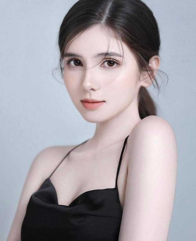 O’sullivan Xuân Mai sinh năm 2002 là cựu học sinh tại trường Quốc Tế Á Châu – Cơ sở Cộng Hòa. Không chỉ xinh đẹp mà nàng hot girl còn là một cô gái có thành tích học tập nổi bật với 12 năm liền đạt danh hiệu học sinh giỏi, điểm phẩy lớp 12 lên tới 9.0.