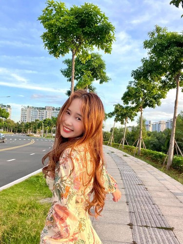 Khi bị dân mạng đem ra bàn tán kiểu: "Cứ như ngôn tình rồi để xem có được dăm bữa nửa tháng không", Quỳnh Anh và Cris đều đồng lòng rằng chỉ cần họ ở bên nhau, vui vẻ trong khoảnh khắc đó là được.