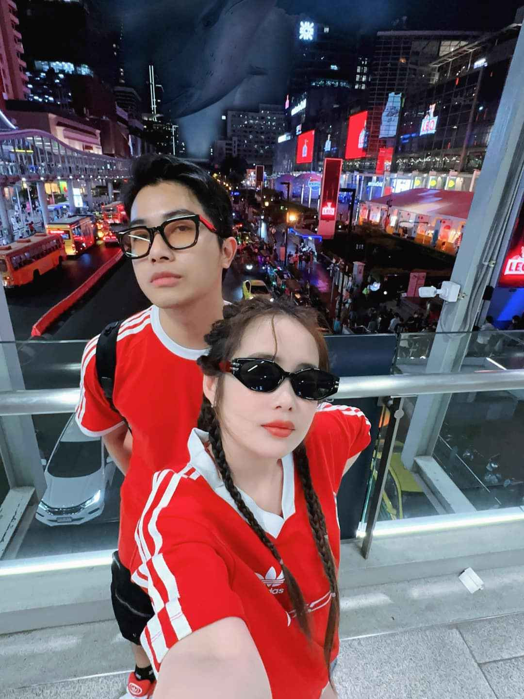 Sinh năm 1991, Mai Quỳnh Anh vẫn chưa có ý định sinh em bé. Cặp đôi thừa nhận "cả hai vẫn ham chơi quá, Cris hứa đưa mình đi du lịch hết những nơi mình muốn xong mới sinh con" - hot girl xinh đẹp thật thà.