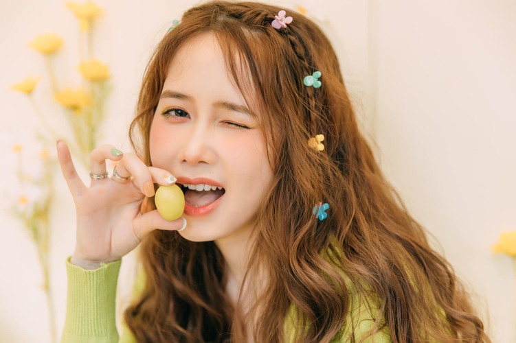 Cris cho biết thêm: "Có vợ thích lắm, mỗi ngày thức dậy có người ở cạnh là đã thấy vui rồi. Tối tối cứ cùng nhau ăn tối, xem phim rồi hát hò, hihi haha chọc nhau là hết ngày…