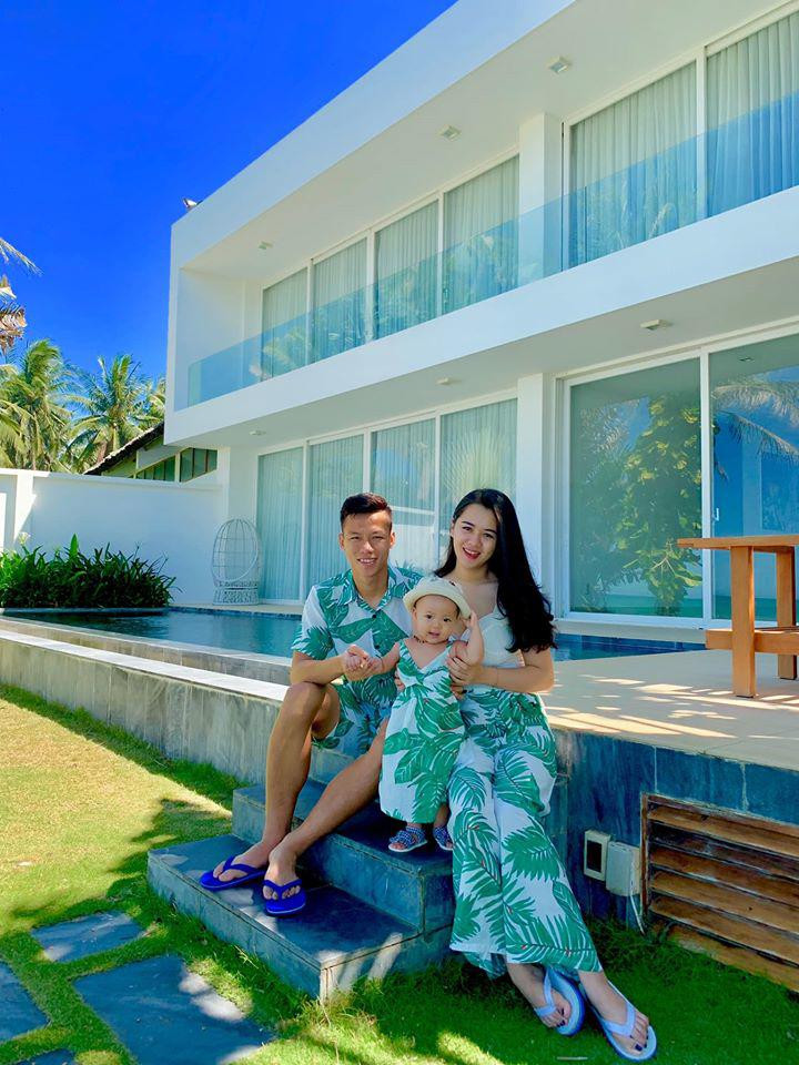 Tuy không cầu kỳ, phô trương nhưng có thể thấy thủ lĩnh tuyển Việt Nam sự nghiệp ngày càng thăng hoa, cuộc sống lúc nào cũng ấm êm, hạnh phúc viên mãn bên vợ con khiến ai nhìn vào cũng ngưỡng mộ.