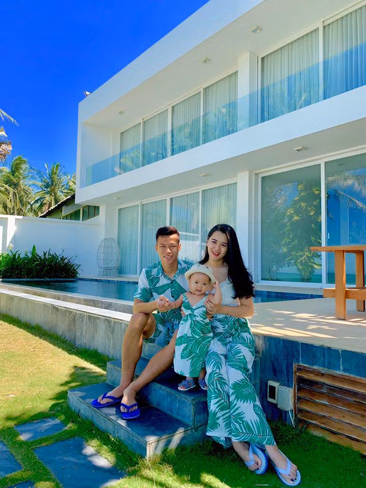 Tuy không cầu kỳ, phô trương nhưng có thể thấy thủ lĩnh tuyển Việt Nam sự nghiệp ngày càng thăng hoa, cuộc sống lúc nào cũng ấm êm, hạnh phúc viên mãn bên vợ con khiến ai nhìn vào cũng ngưỡng mộ.