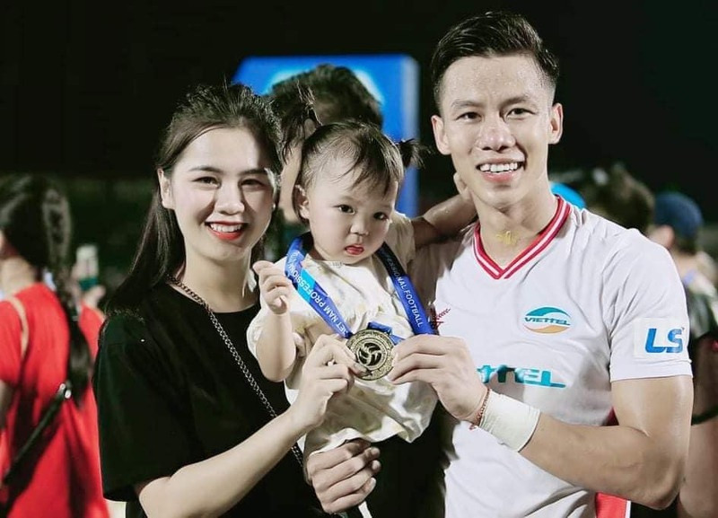 Bên cạnh sự nghiệp thăng hoa, Quế Ngọc Hải còn là một người chồng cực kỳ yêu vợ, thương con.