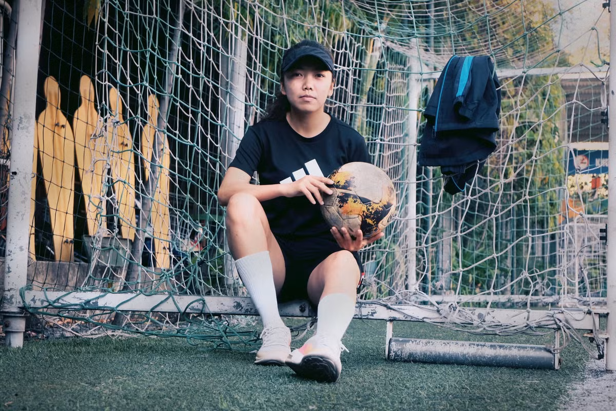 Huỳnh Như thích đồ thể thao để dễ vận động. Thỉnh thoảng, nữ tuyển thủ còn ăn vận và chụp ảnh kiểu xa xưa khiến ai nhìn vào cũng thích thú.