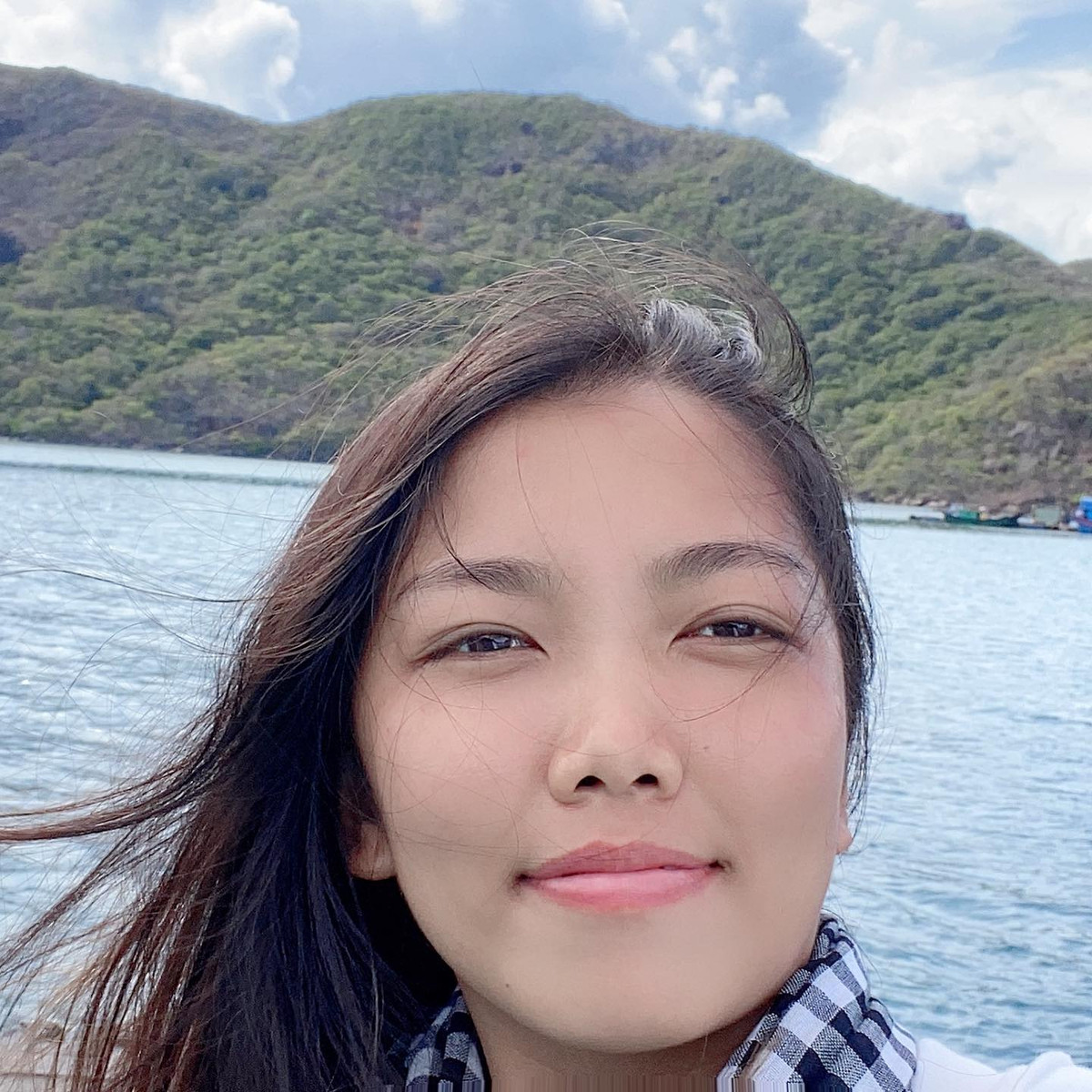 Dù không sở hữu nhan sắc long lanh như một số đồng đội song trong một số hình ảnh đời thường Huỳnh Như vẫn ghi điểm bởi nụ cười tươi sáng.