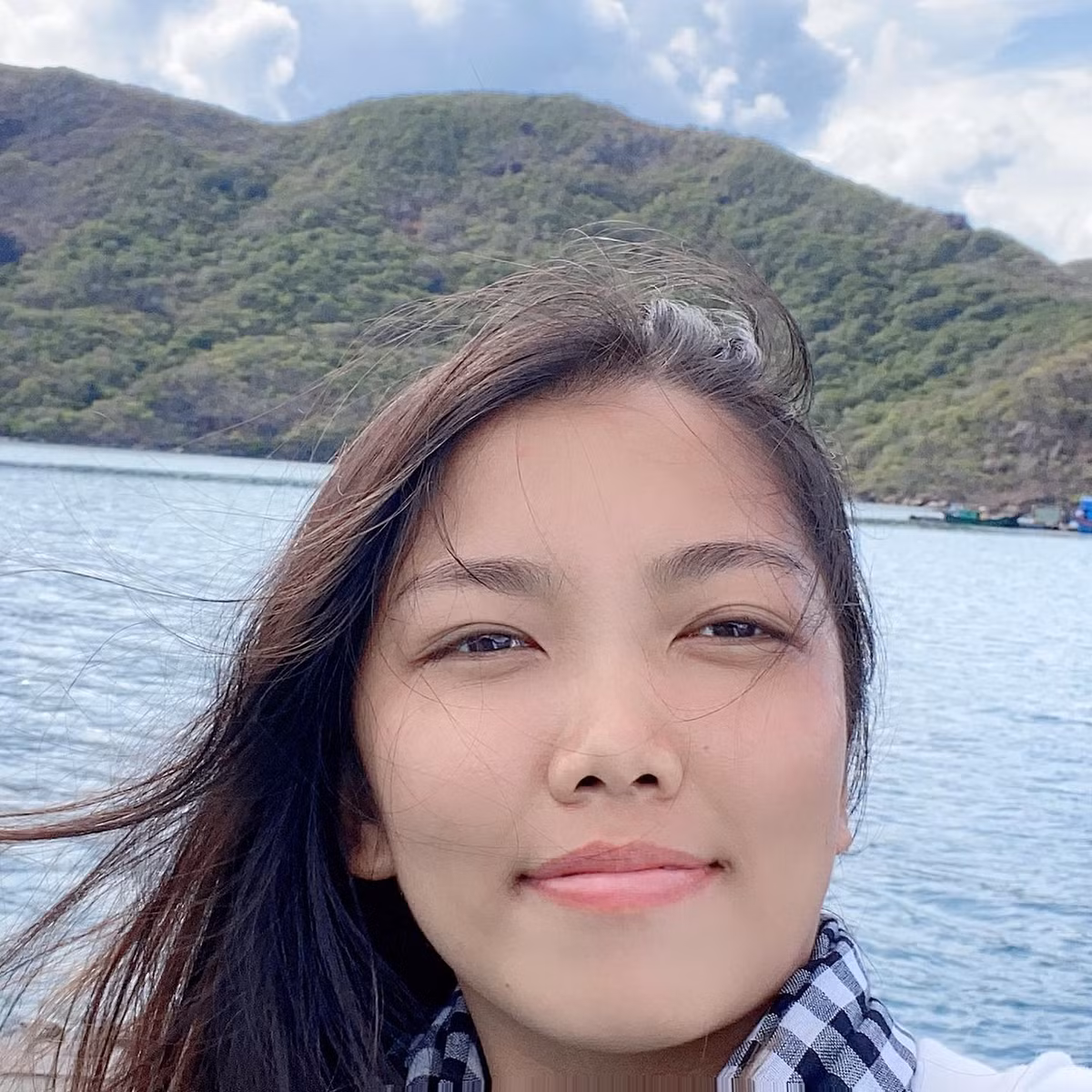 Dù không sở hữu nhan sắc long lanh như một số đồng đội song trong một số hình ảnh đời thường Huỳnh Như vẫn ghi điểm bởi nụ cười tươi sáng.