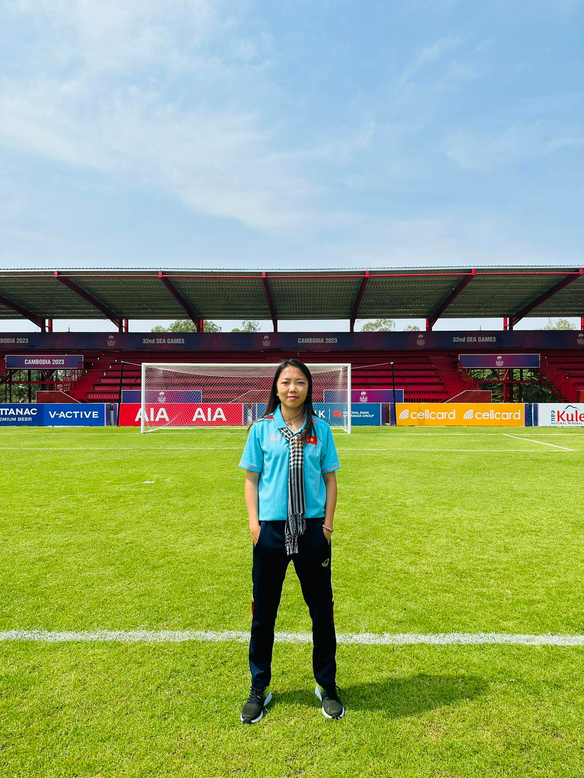 Sau khi chia tay đất nước Campuchia, Huỳnh Như và các đồng đội đã về tới Việt Nam chiều ngày 16/5. Nữ tiền đạo này cùng một nhóm cầu thủ về TP HCM, còn một nhóm khác về Hà Nội.