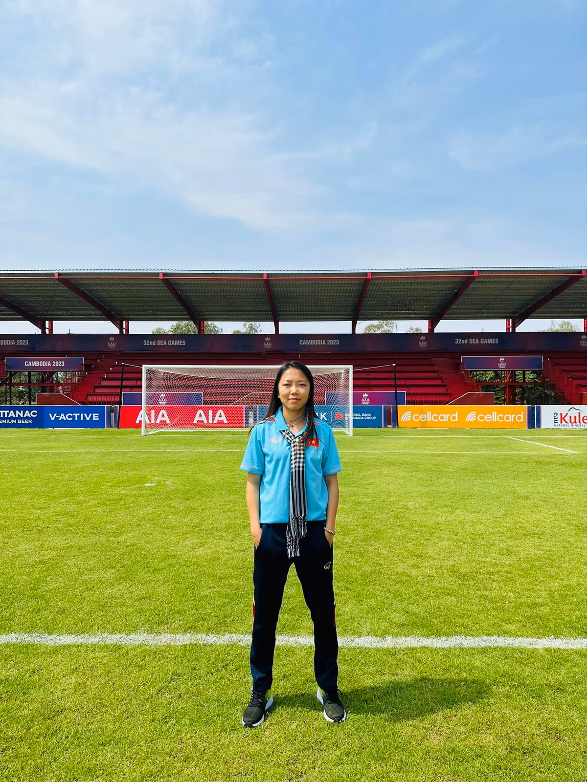 Sau khi chia tay đất nước Campuchia, Huỳnh Như và các đồng đội đã về tới Việt Nam chiều ngày 16/5. Nữ tiền đạo này cùng một nhóm cầu thủ về TP HCM, còn một nhóm khác về Hà Nội.