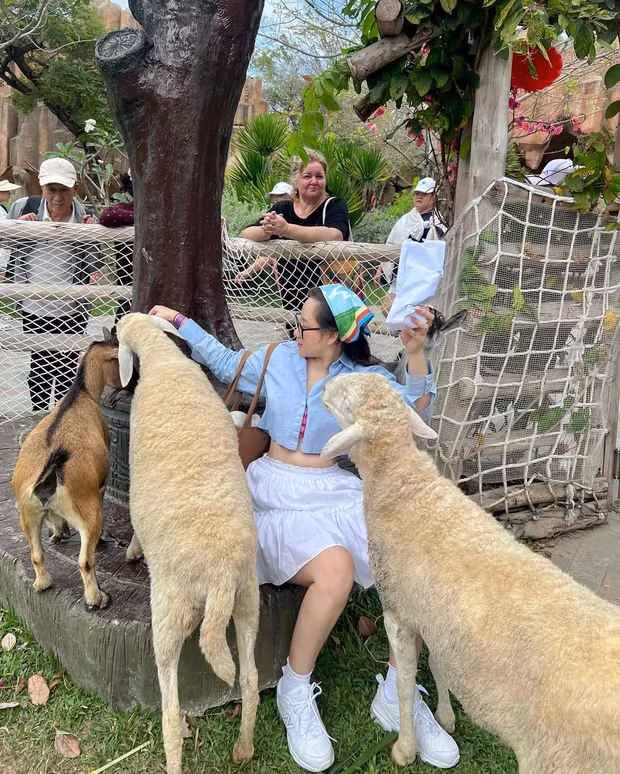 Có thể thấy, vẻ ngoài của Trúc Anh ở thời điểm hiện tại trông khá tròn trịa. Tuy vậy, cô vẫn tự tin diện trang phục khoe dáng và ghi điểm với thần sắc rạng rỡ và tràn đầy năng lượng.