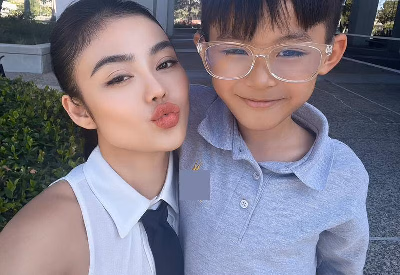 Một trong số hình ảnh mới nhất được "hoa hậu ăn chơi" Julia Hồ chia sẻ cho thấy hình ảnh cô cùng con trai đến trường khác hẳn với những ngày thường khi bà mẹ làm việc.