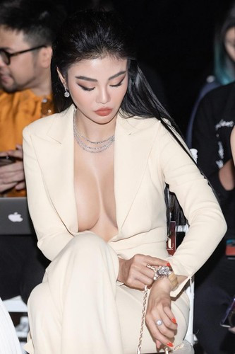 Julia Hồ nhanh chóng làm mẹ đơn thân sau cuộc hôn nhân tan vỡ.