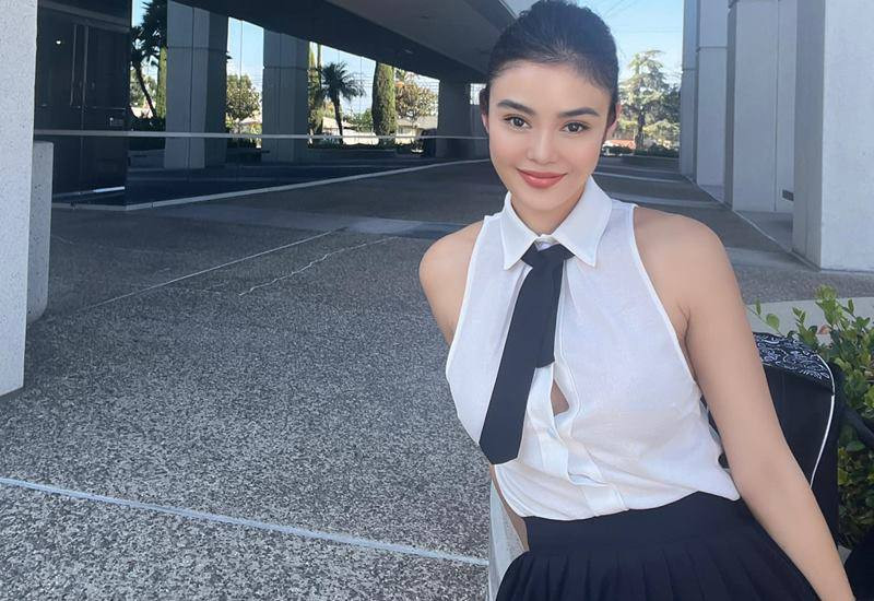 Julia Hồ chau chuốt cho bản thân vừa trẻ để bầu bạn với con trai đang tuổi lớn nhưng cũng vừa đẹp hợp thời thượng để cậu bé cảm thấy tự hào về mẹ của mình.