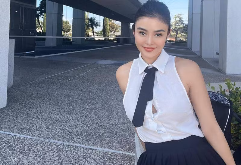 Julia Hồ chau chuốt cho bản thân vừa trẻ để bầu bạn với con trai đang tuổi lớn nhưng cũng vừa đẹp hợp thời thượng để cậu bé cảm thấy tự hào về mẹ của mình.