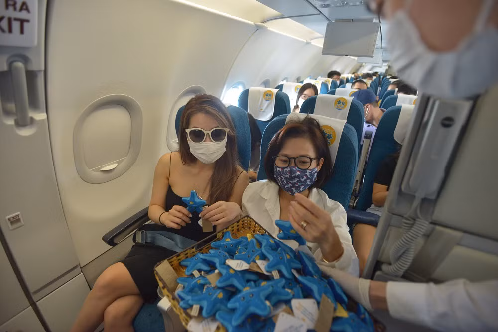 Bên cạnh việc chỉ trích, nhiều người cũng đưa ra thông điệp bảo vệ sao biển Phú Quốc bằng nhiều hình thức. Điển hình như mới đây, trên một chuyến bay từ Hà Nội tới Phú Quốc, một hãng hàng không đã có hình thức tuyên truyền khá thú vụ.