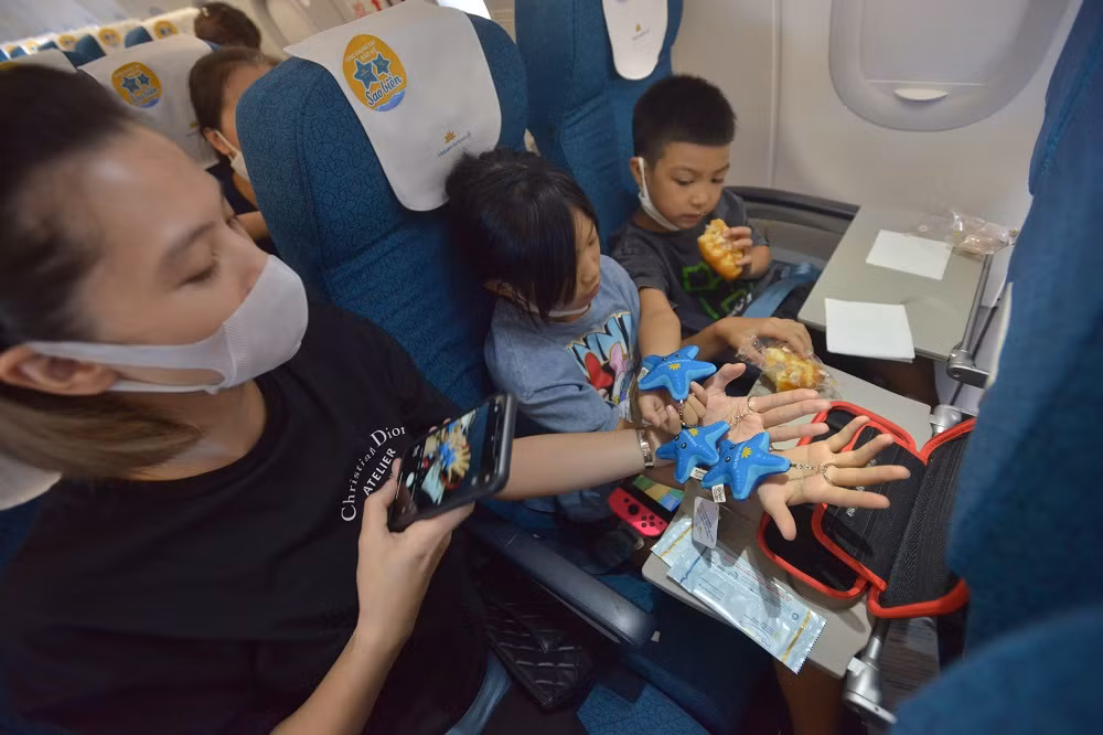 Những hình ảnh về "chuyến bay sao biển" gây thích thú cho nhiều người.