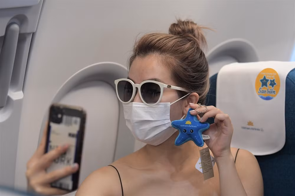 Sau khi được đăng tải lên MXH, những bức ảnh về chuyến bay tuyên truyền bảo vệ sao biển tại Phú Quốc này nhận được vô vàn lời khen cùng lượt chia sẻ từ dân mạng.