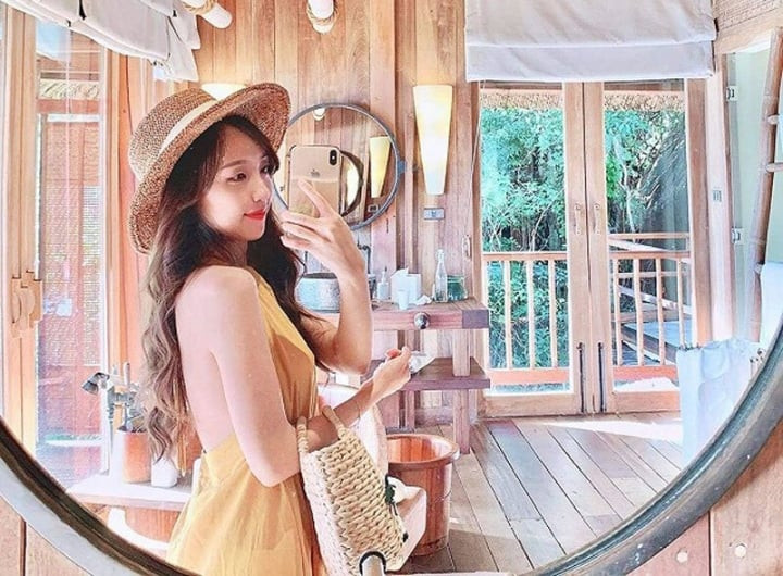 Trên trang cá nhân, Hà Dương không ngần ngại diện những trang phục quyến rũ, đầy nữ tính.