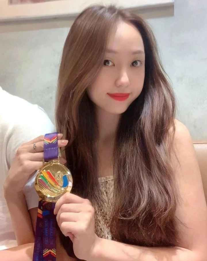 Văn Chuẩn hiện đang là thủ môn số 1 trong đội hình U22 Việt Nam của HLV Troussier. Mục tiêu của đội là bảo vệ tấm huy chương vàng. Nếu làm được, đây sẽ là món quà ý nghĩa thủ thành này dành cho cô bạn gái.