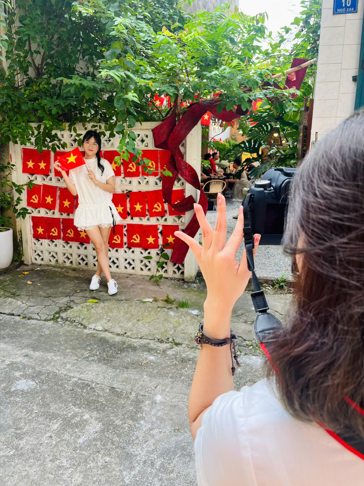 Theo tìm hiểu của PV đây là bức tường phía ngoài của quán cafe có tên C/\0 tại phường Trần Phú - Hải Dương.