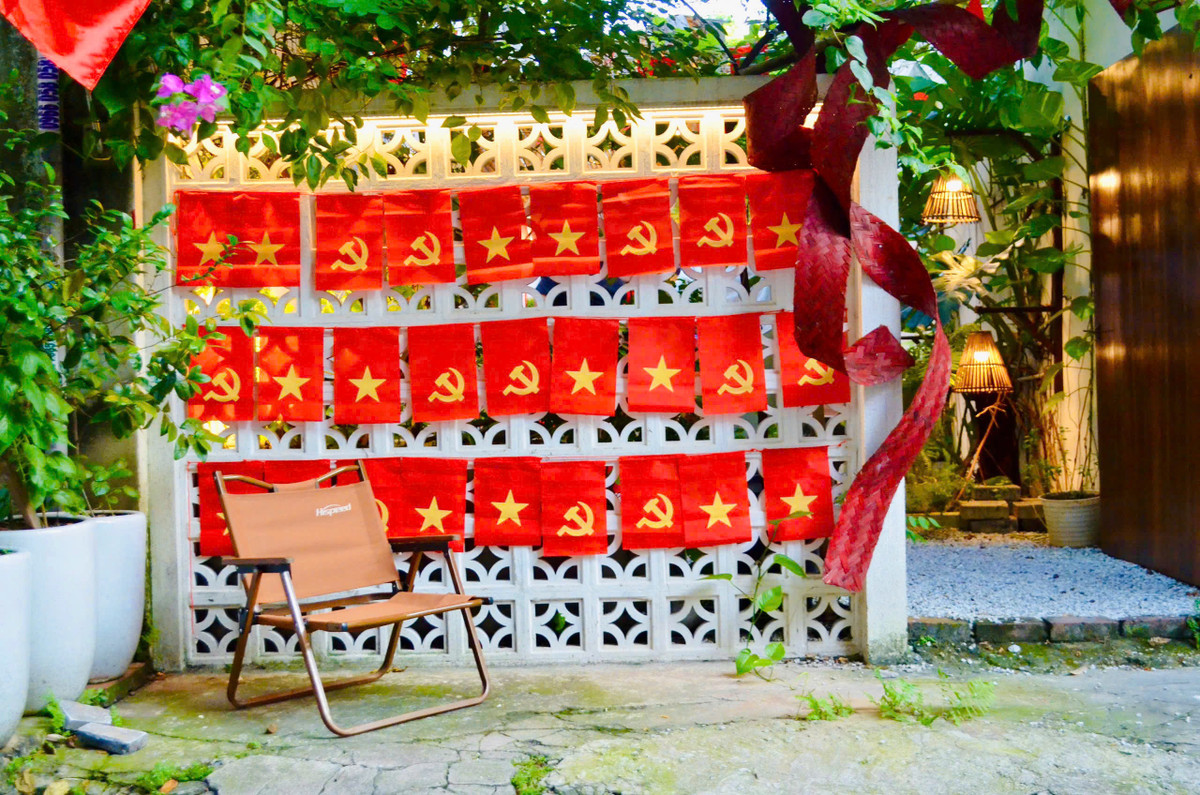 Trong không khí tưng bừng, tự hào của toàn dân mừng 79 năm Quốc khánh 2/9, mới đây các bạn trẻ tại Hải Dương đã khoe nhau một góc check-in với tiêu chí "cứ đứng vào có ảnh đẹp".