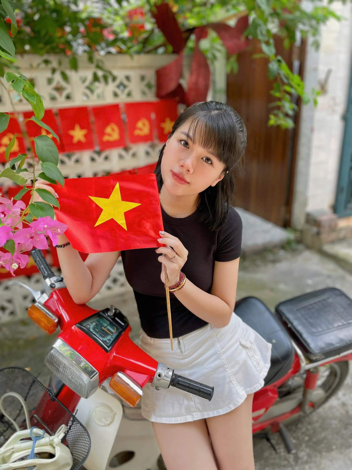 Ngoài bức tường với cờ Tổ quốc, cờ Đảng phía ngoài, quán cafe C/\O cũng sắp xếp nhiều concept khác để các bạn trẻ đến check-in đảm bảo với tiêu chí "cứ đứng vào có ảnh đẹp mang về".