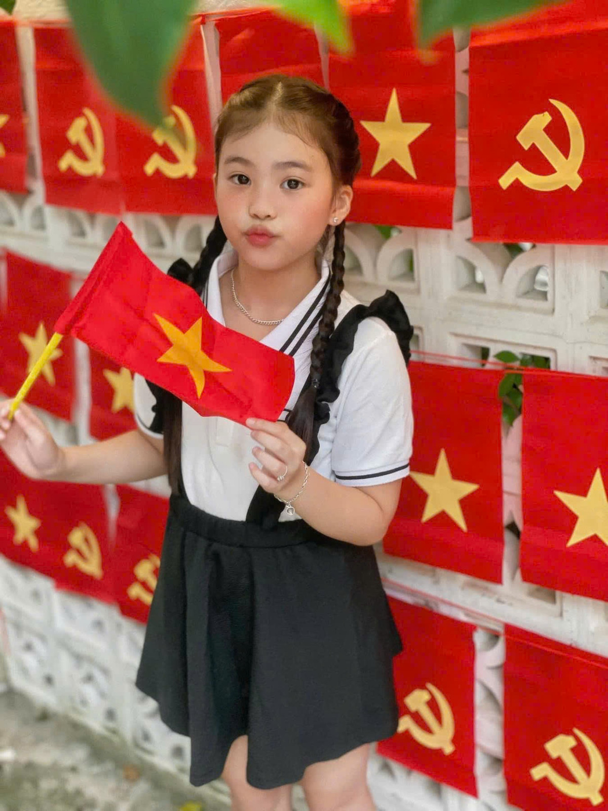 Chị Cao Vân cho biết: "Xem những bức ảnh của các bạn trẻ check-in ở những ngõ cờ hoa rực rỡ như Hà Nội, TP HCM, mình cũng muốn mang về cho các bạn trẻ Hải Dương và từ đó đã nảy ra ý định thực hiện bức tường này".