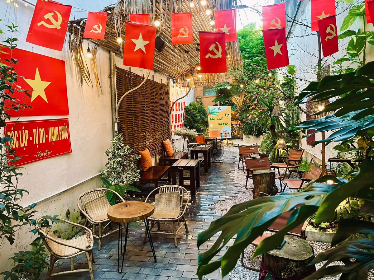 Phía bên trong quán cafe C/\O.