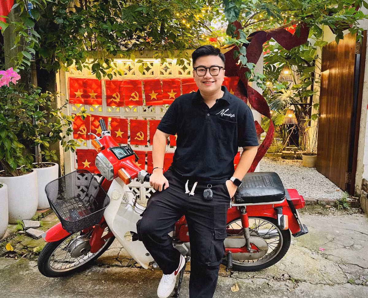 "Dù các bạn không vào quán thưởng thức nước những khi thấy các bạn đăng tải những bức ảnh chụp với cờ Tổ quốc, đặc biệt dịp nghỉ lễ Quốc khánh 2/9 là mình đã thấy vui bởi tình yêu nước được vun đắp từ những điều nhỏ nhất". Chị Cao Vân cho biết thêm.