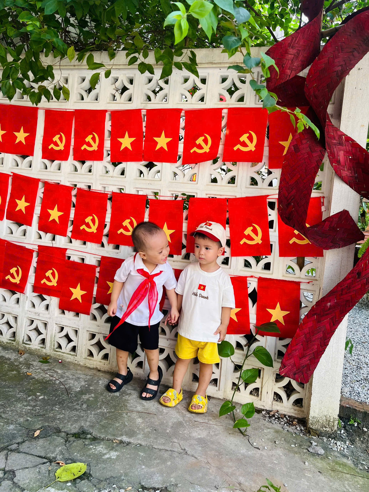 Với bức tường được trang trí cờ Tổ quốc, cờ Đảng, bức tường này thu hút được nhiều bạn trẻ, các gia đình đưa con tới chụp ảnh.