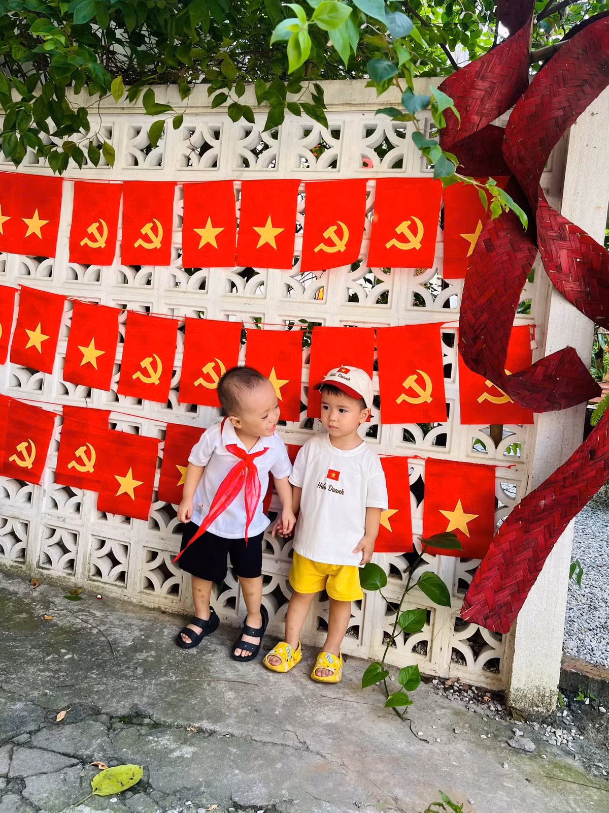 Với bức tường được trang trí cờ Tổ quốc, cờ Đảng, bức tường này thu hút được nhiều bạn trẻ, các gia đình đưa con tới chụp ảnh.