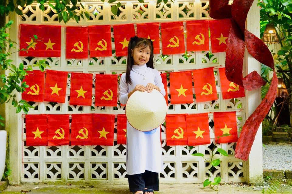 Cũng theo chị Cao Vân, từ khi quán trang trí bức tường này nhiều bạn trẻ đã tìm đến chụp ảnh và mang về những bức ảnh đẹp.