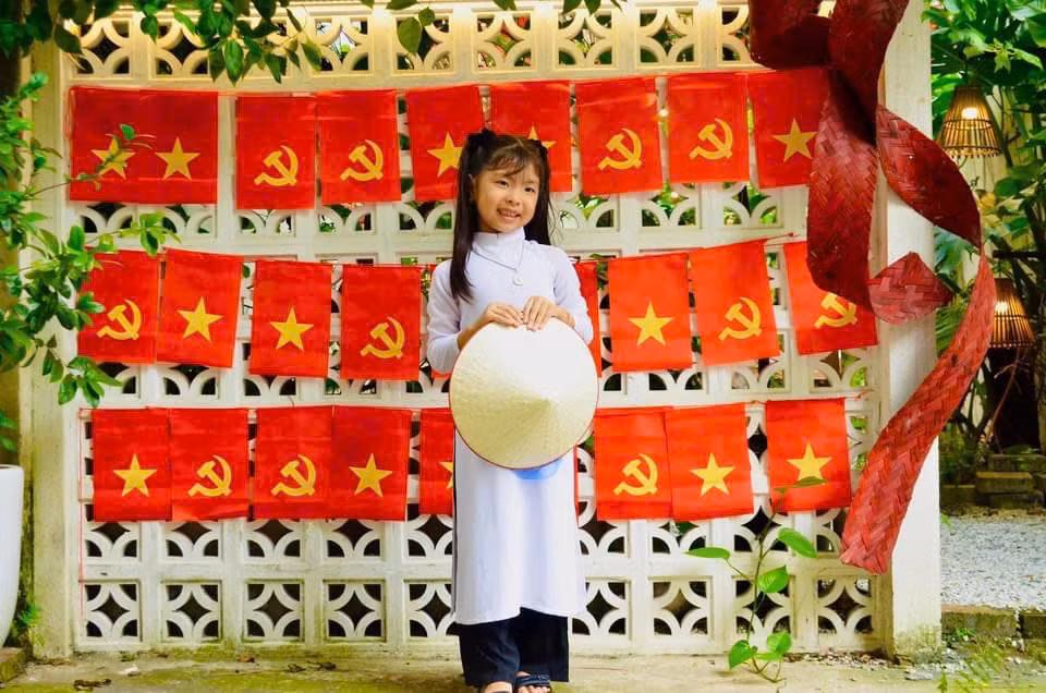 Cũng theo chị Cao Vân, từ khi quán trang trí bức tường này nhiều bạn trẻ đã tìm đến chụp ảnh và mang về những bức ảnh đẹp.