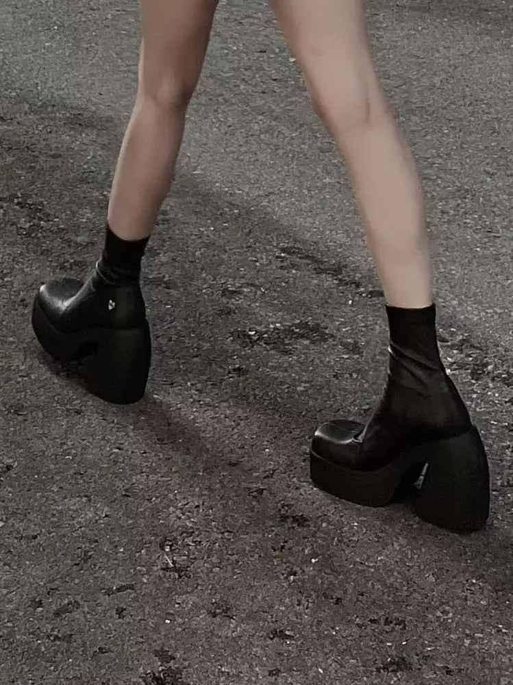 Ở lần lên sóng này, bà xã Xemesis diện bộ bồ bó sát, cả quần lẫn váy đều không thể ngắn hơn được nữa. Nhưng tâm điểm chú ý chính là vóc dáng của nữ chính.