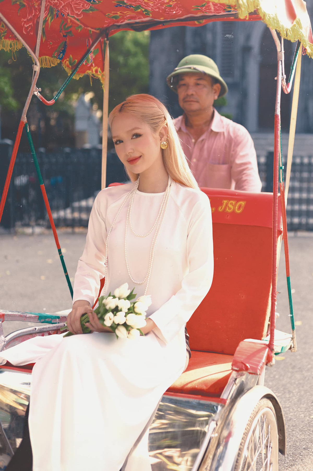 Ngoài ra, Xoài Non từng góp mặt tại một số sitcom, MV ca nhạc. Đồng thời, 10X cũng là gương mặt có tiếng trong làng mẫu ảnh, chụp lookbook tại Sài Gòn.