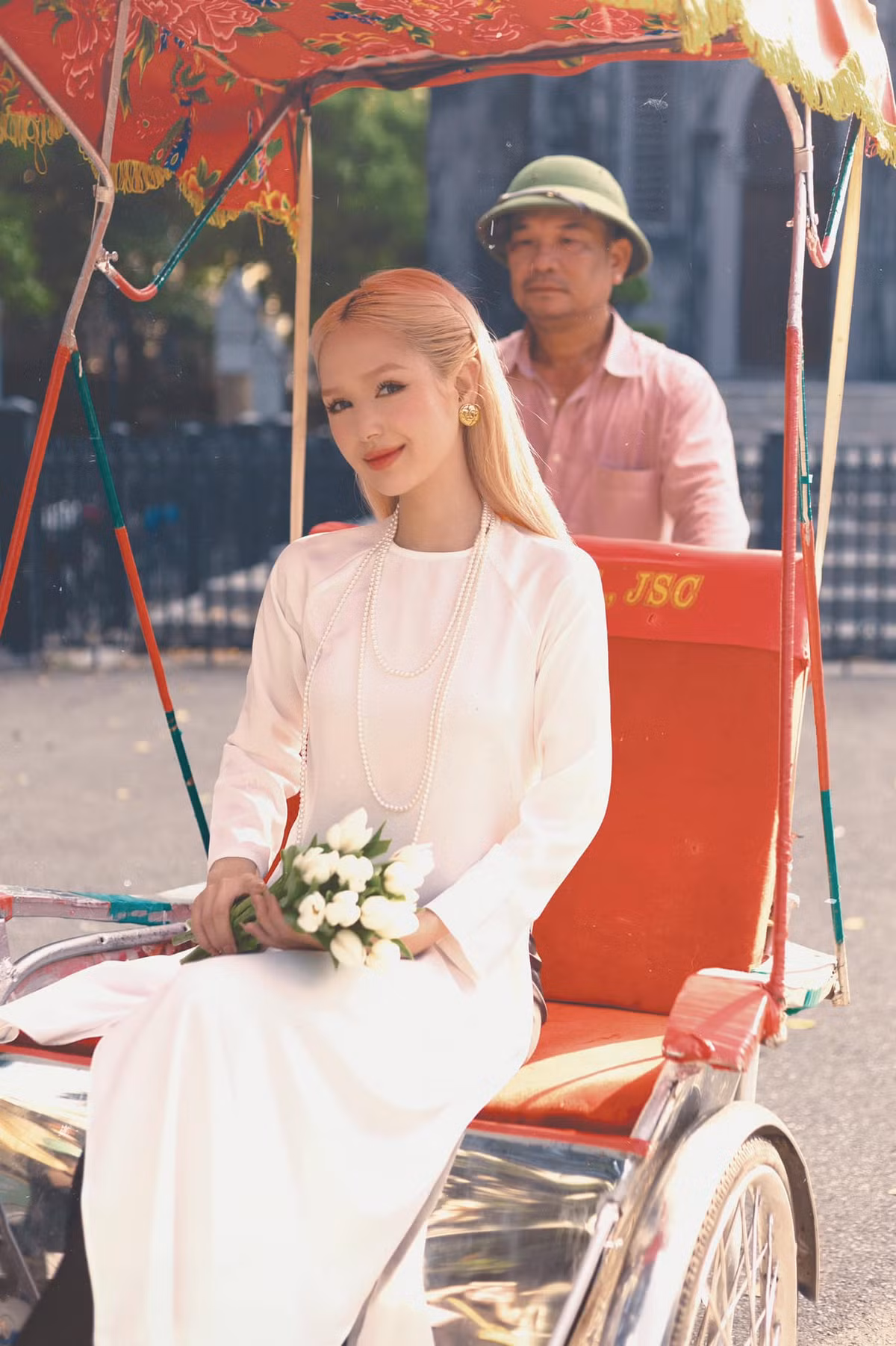 Ngoài ra, Xoài Non từng góp mặt tại một số sitcom, MV ca nhạc. Đồng thời, 10X cũng là gương mặt có tiếng trong làng mẫu ảnh, chụp lookbook tại Sài Gòn.