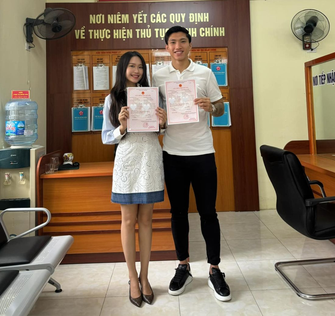 Còn nhà trai cũng "chẳng phải dạng vừa đâu" khi là một trong những cầu thủ hay bậc nhất bóng đá Việt Nam vào thời điểm hiện tại. Đoàn Văn Hậu vừa cùng CLB Công an Hà Nội trở thành tân vương của V-League 2023.