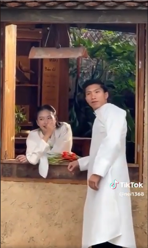 Văn Hậu đứng ngoài cửa sổ, cầm tay nàng chăm chú nhìn vào chiếc nhẫn đính hôn của cả hai. Khoảnh khắc khác, cặp đôi nhìn vào mắt nhau đầy tình tứ. Doãn Hải My không giấu được nụ cười hạnh phúc. Cả hai đã có buổi chụp hình vui vẻ, hứa hẹn sẽ khiến dân tình trầm trồ về sự đầu tư cho concept chụp ảnh này.