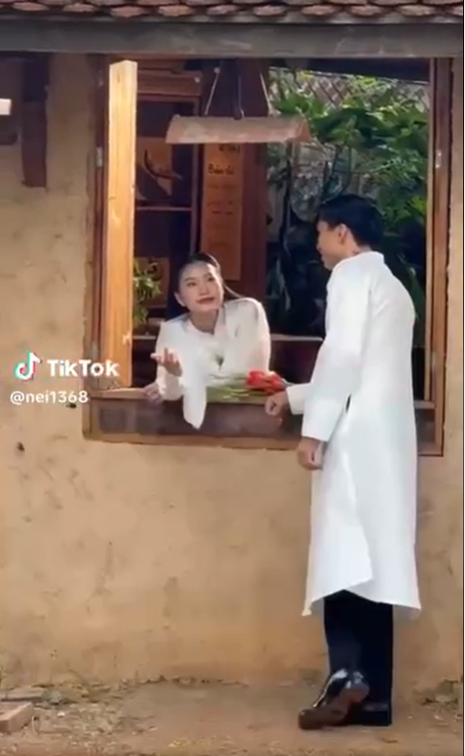 Theo đó, bộ ảnh cưới của cặp đôi hot nhất nhì làng bóng đá Việt được thực hiện tại làng cổ Đường Lâm thuộc thuộc thị xã Sơn Tây, Hà Nội.