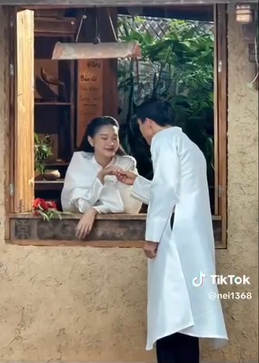 Chưa dừng lại ở đó mới đây, người qua đường còn chia sẻ khoảnh khắc hậu trường khi Đoàn Văn Hậu và Doãn Hải My chụp ảnh cưới.