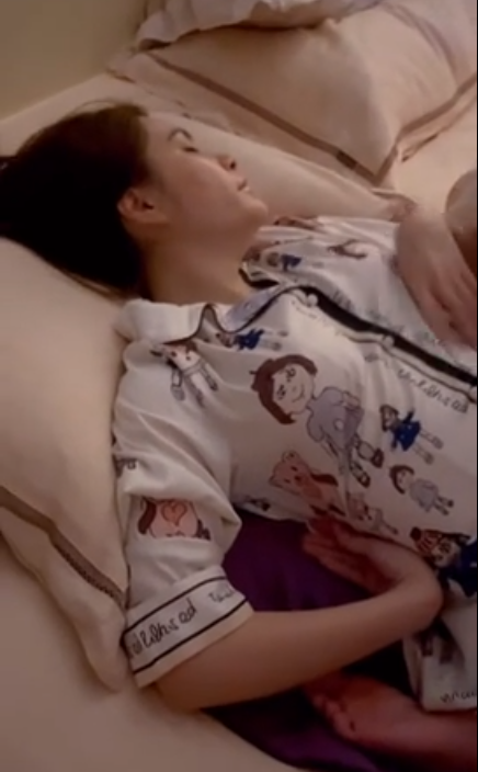 Chẳng biết "nữ đại gia quận 7" đang ngủ hay tập yoga nữa. Hai chân cô co quắp, gập hẳn lên, mà không chút khó chịu.