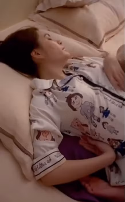 Chẳng biết "nữ đại gia quận 7" đang ngủ hay tập yoga nữa. Hai chân cô co quắp, gập hẳn lên, mà không chút khó chịu.